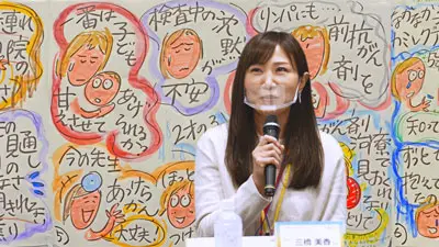 ご本人の体験を描いたグラフィックを前にして語る、乳がん経験者の三橋さん