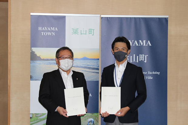 協定式の様子:葉山町 山梨崇仁町長(右)と加納総務・調達部長(左)